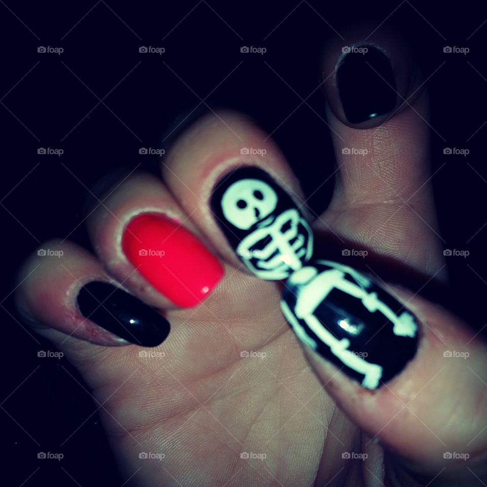 Halloween nail design that is super fun but looks clean and goes with any spooky costume.