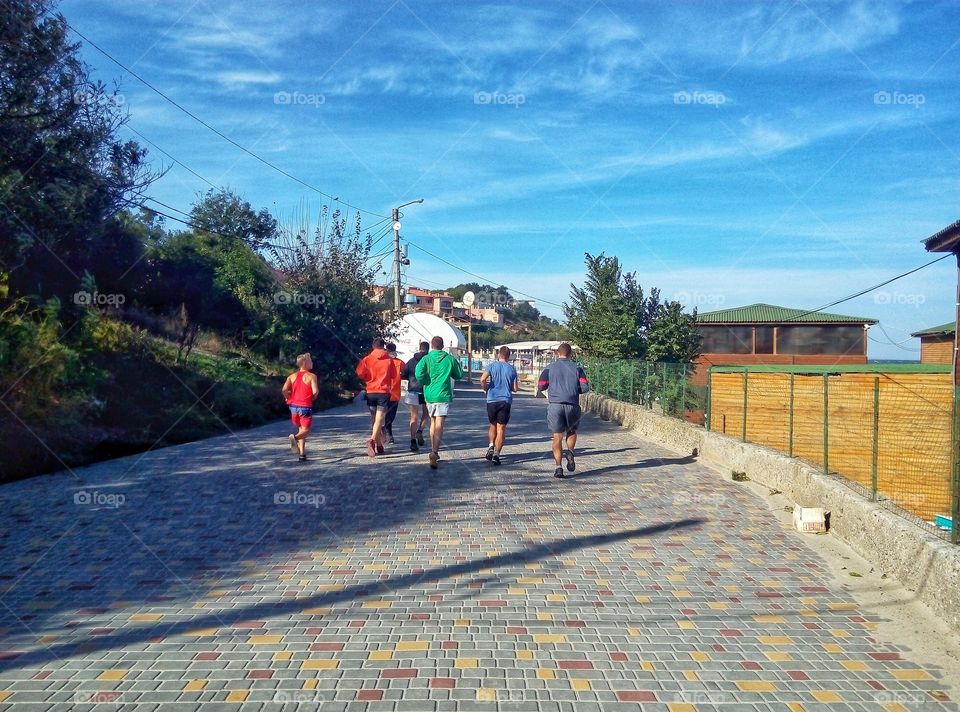 training running along the waterfront тренировка бег по набережной