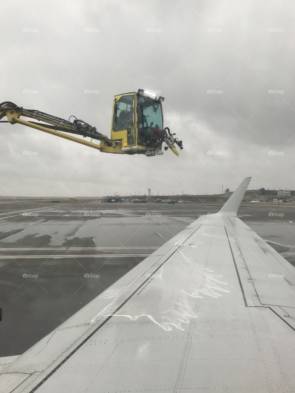 De-icing airplane
