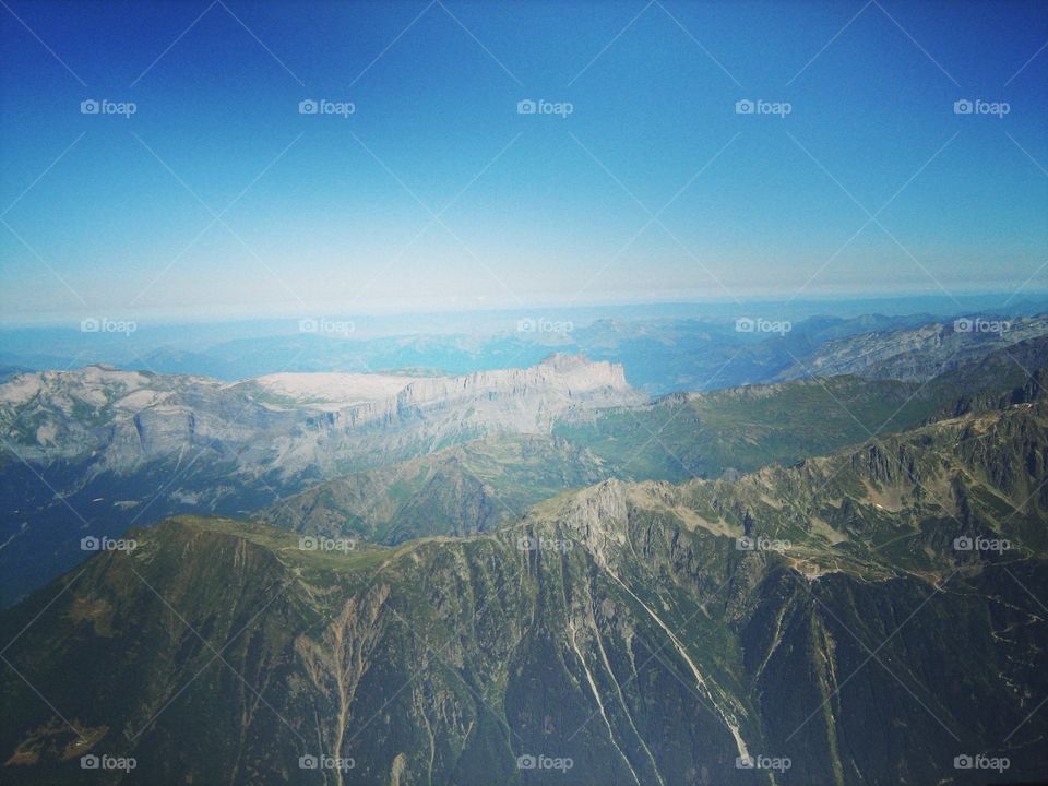 Encore une photo de mon voyage à Chamonix il me semble d'il y a deux ans. Nous pouvons voir ainsi les montagnes ainsi que les nuage qui y reposent au dessus. Cette photo a été prise avec mon Nikon P100. N'hésitez pas à vous abonner ;)