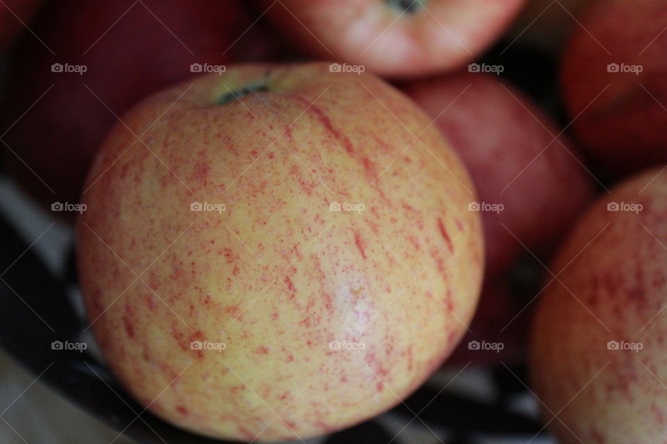 A close up photo of an apple in HD quality. Lovely photo