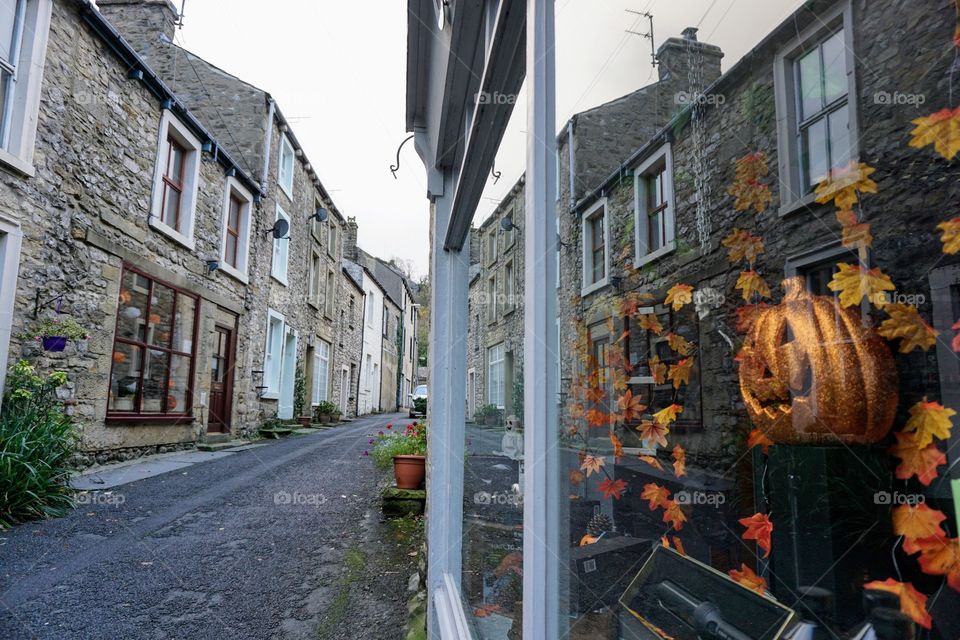 Shop window display decorated with pumpkins for Halloween 🎃