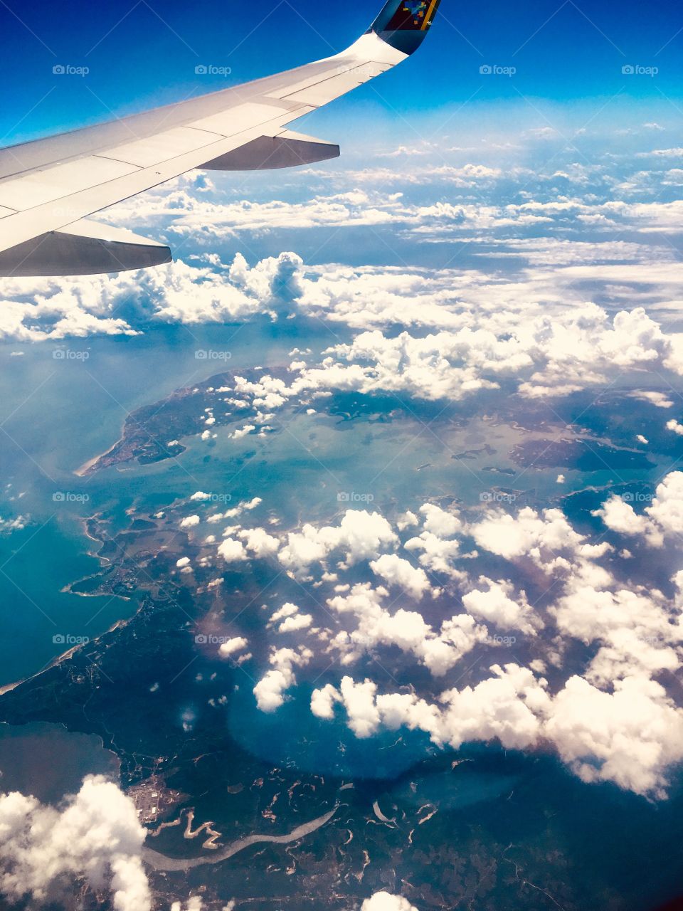 🇺🇸 The coast of Brazil seen from the top of an airplane!  Here, we were flying over Bahia. / 🇧🇷 O litoral do Brasil visto do alto de um avião! Aqui, estávamos sobrevoando a Bahia.