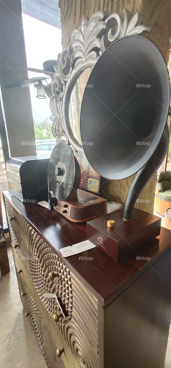 antiquated phonograph and radio