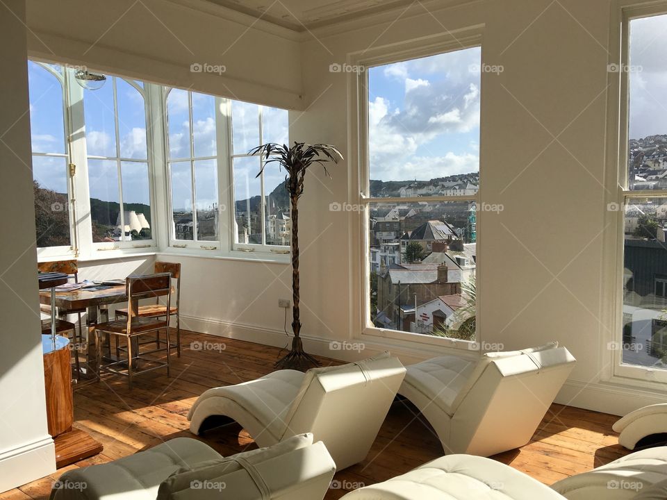 Bright interior, fresh finish and sunshine touching every corner of the room in this house in Ilfracombe, North Devon. 