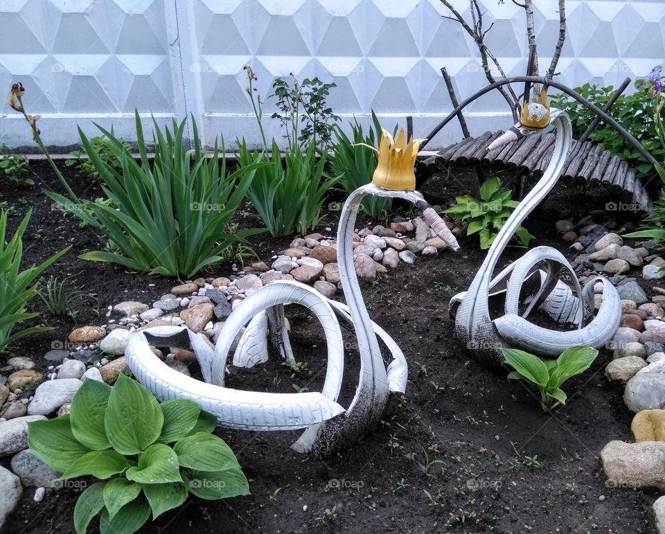 decorative swans from old tires in the garden, go green 💚