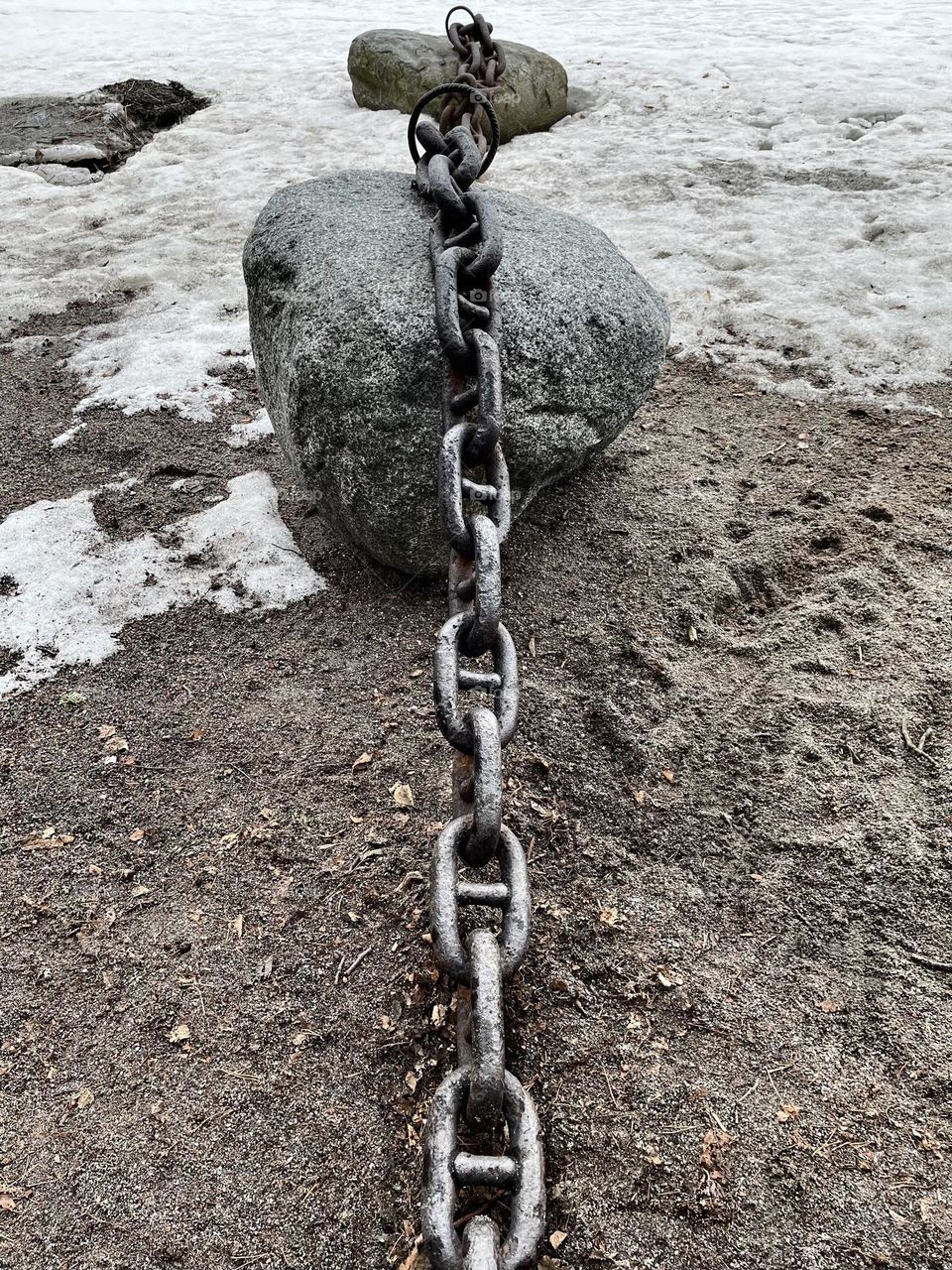 Circle shapes on an old thick chain.