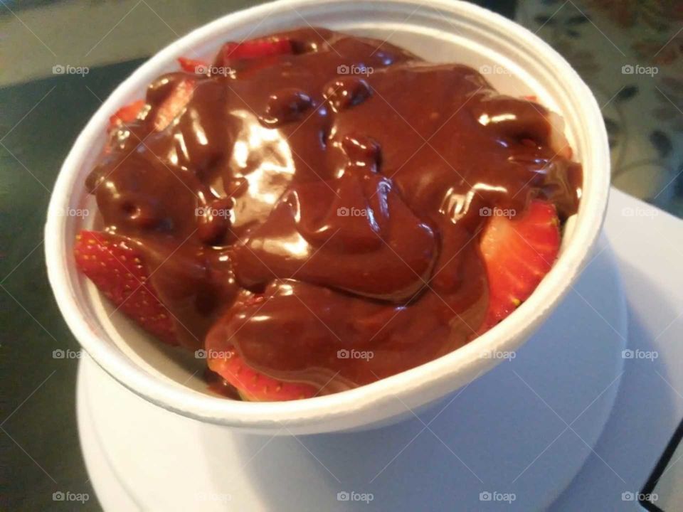 fundue de chocolate com morangos/chocolate fondue with strawberries
