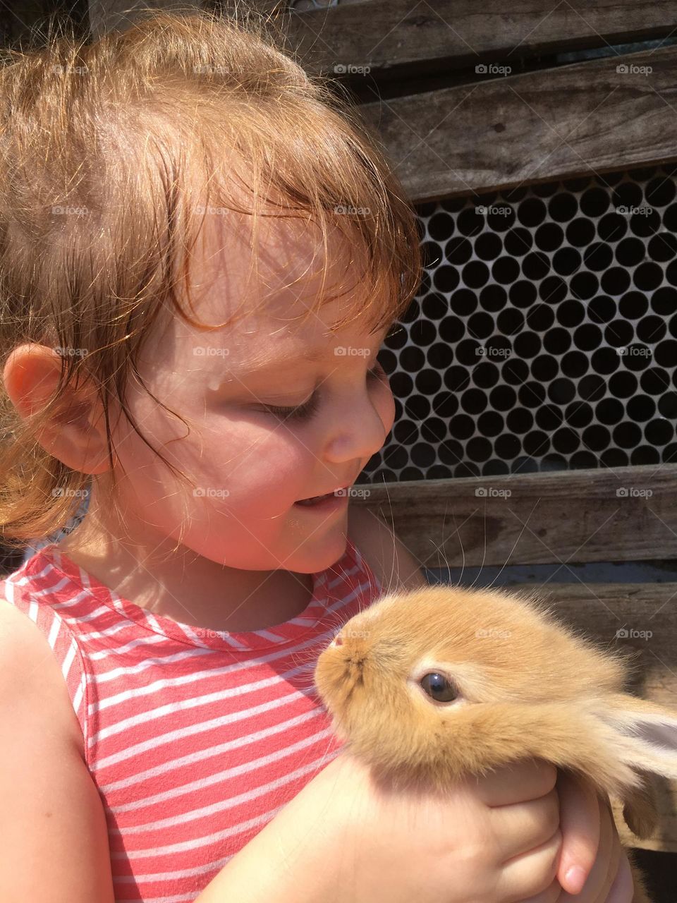 🇺🇸 My daughter Estela and the bunny Bugs Bunny!  The purity of children always enchants us… / 🇧🇷 Minha filha Estela e o coelhinho Pernalonga! A pureza das crianças sempre nos encantam…