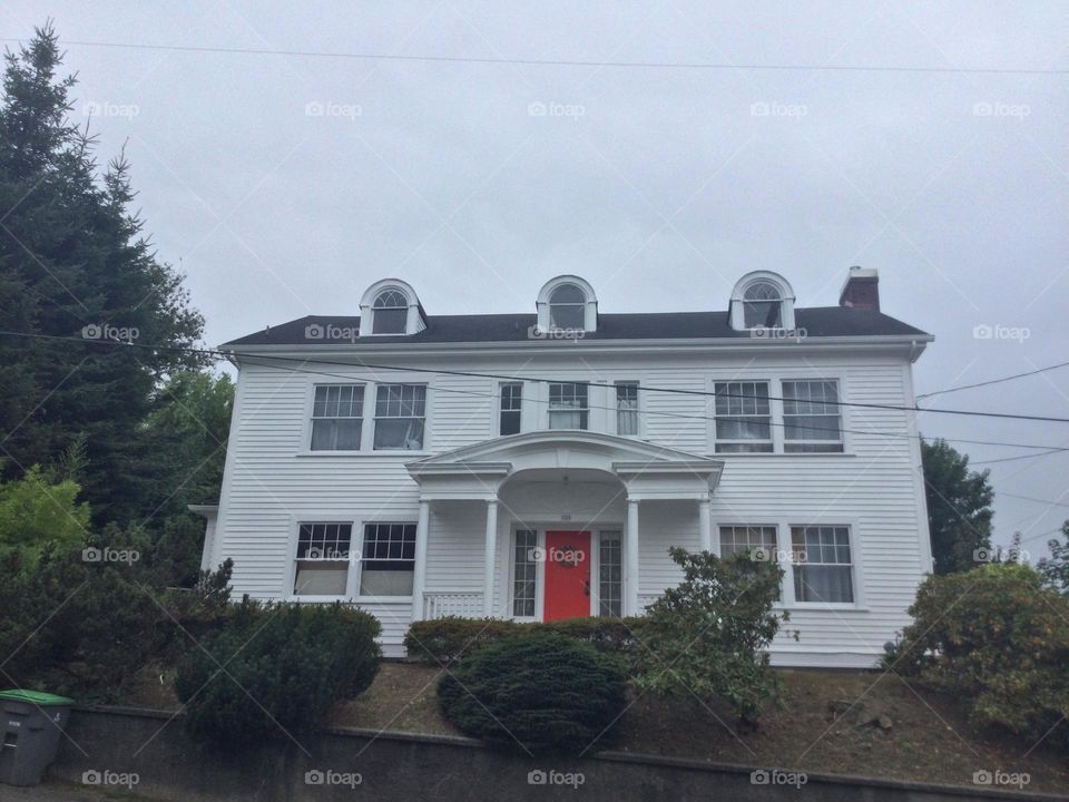 Old White House with columns 