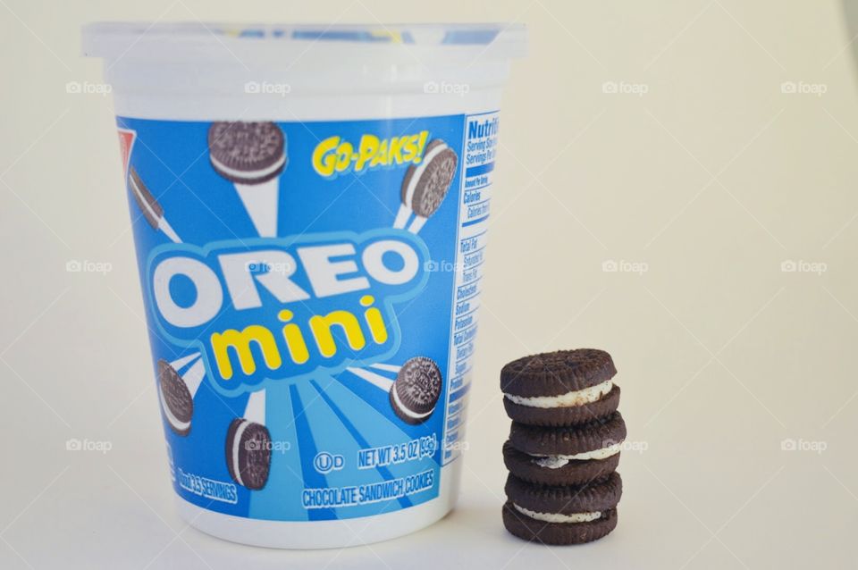 Oreo mini cookies go pack with stacked cookies 