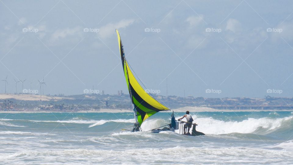 Jangadeiro voltando do mar em Ceará - Brasil