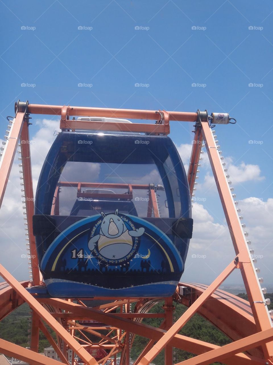 ferris wheel ready to descend