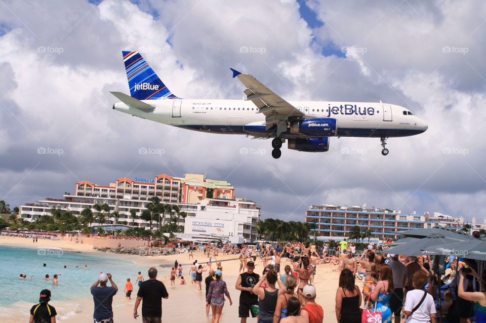 JetBlue landing at Maho Beach