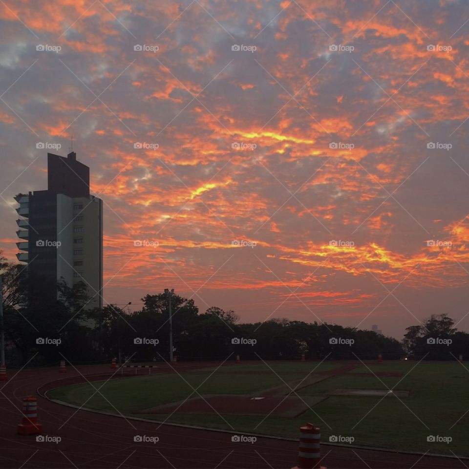 Vejam só a cor desse céu! Era um dia nublado com o sol tentando despertar bem forte! Tive sorte de presenciar esse lindo momento. 