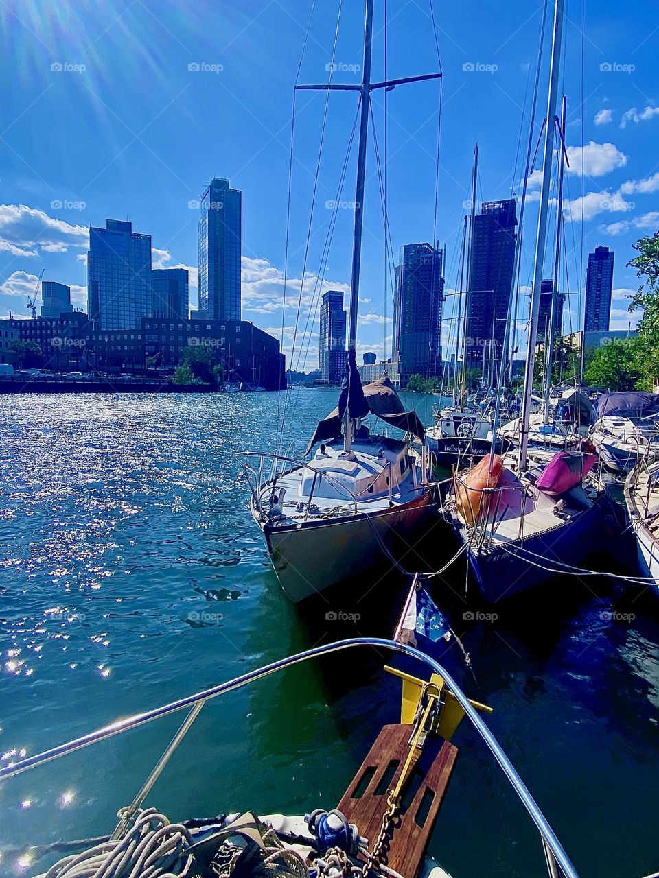 A familiar place, „Newtown Creek“ by the „Pulaski Bridge“ in LIC, Queens, a veritable haven of boats of any kind. It is especially charming when the sun begins to set. 2023. Hypnotic Productions