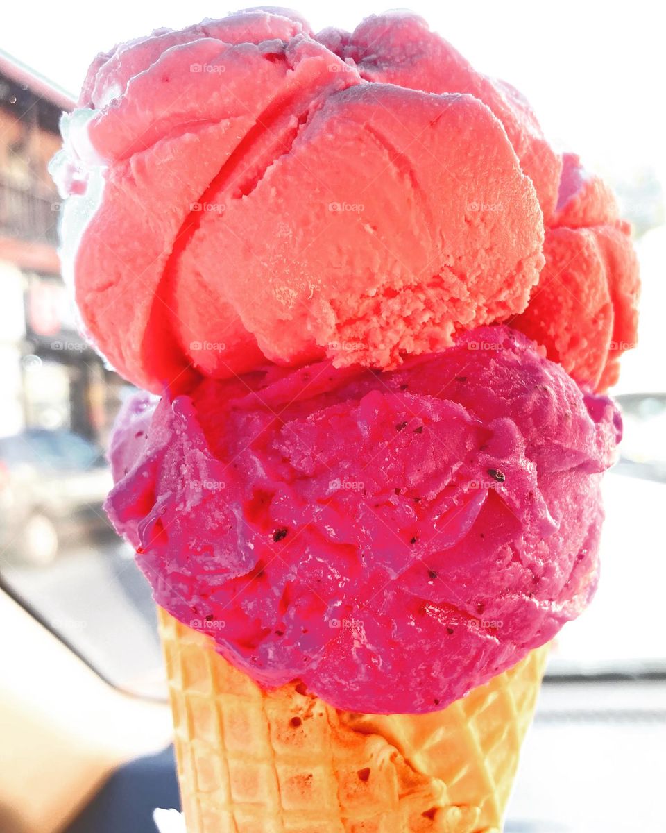 Para refrescar a cabeça, um sorvete de pitaia com cereja!

Sabores gostosos, mas o que pega é o açúcar.