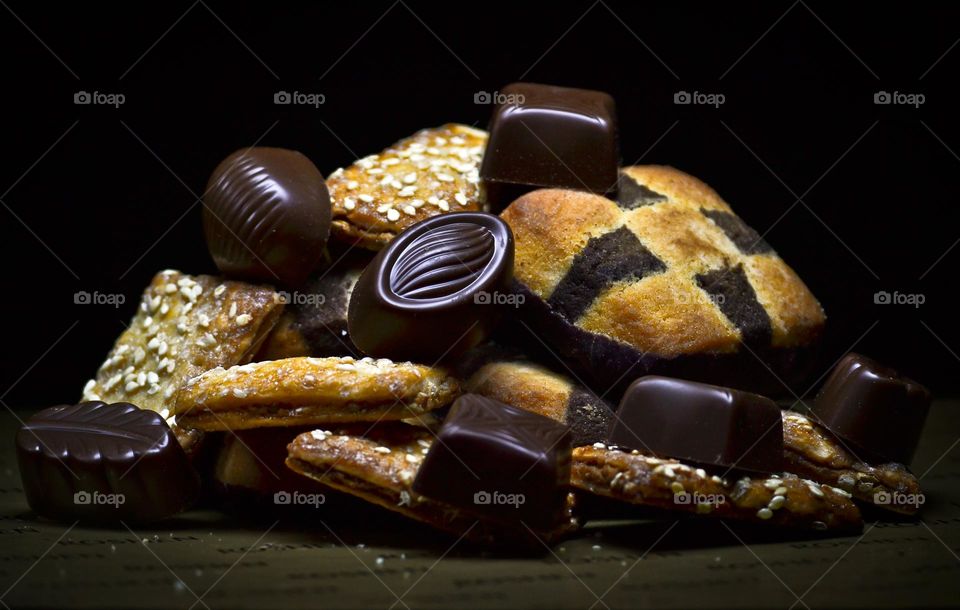 Puff cookie with sesame seeds.