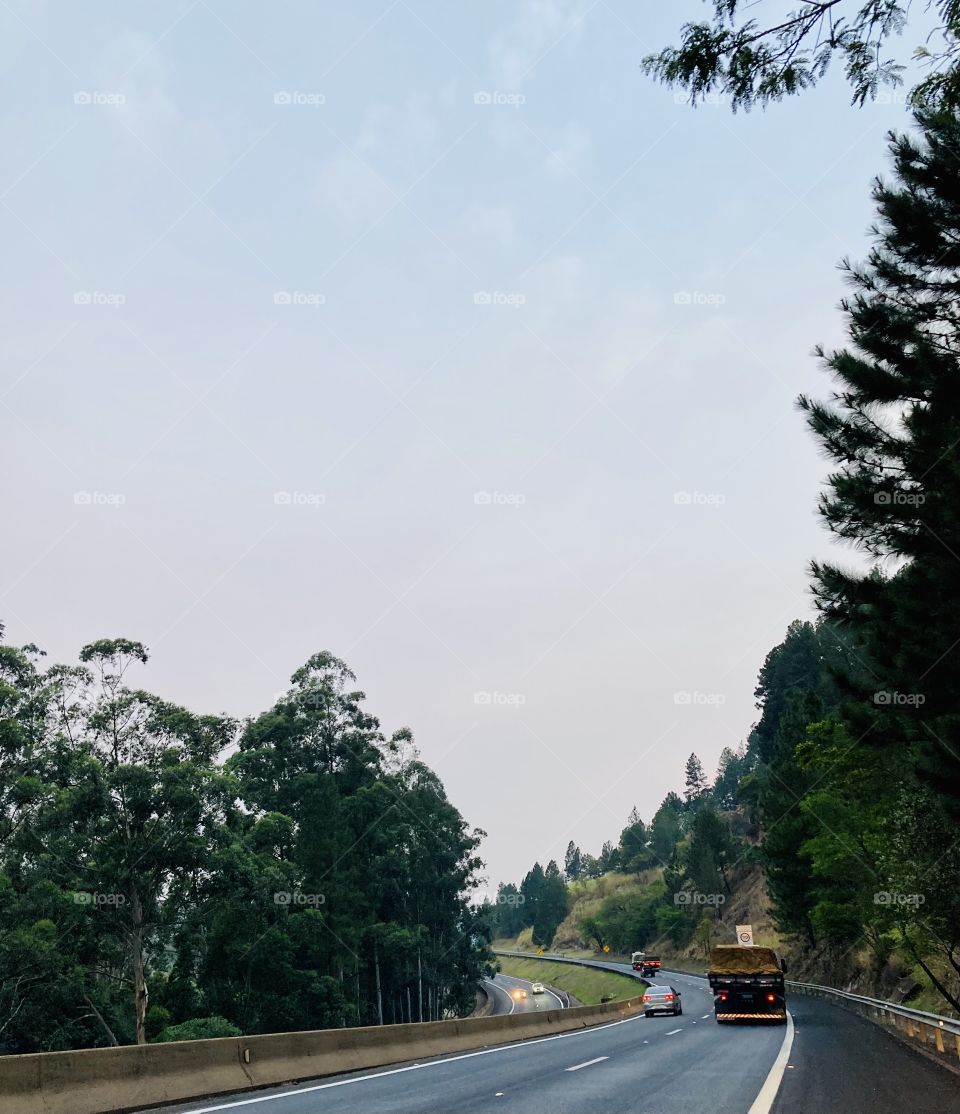 18h20 e ainda está claro em Valinhos. Cadê as nuvens e a chuva que me acompanharam na rodovia?

Ah, essa natureza…