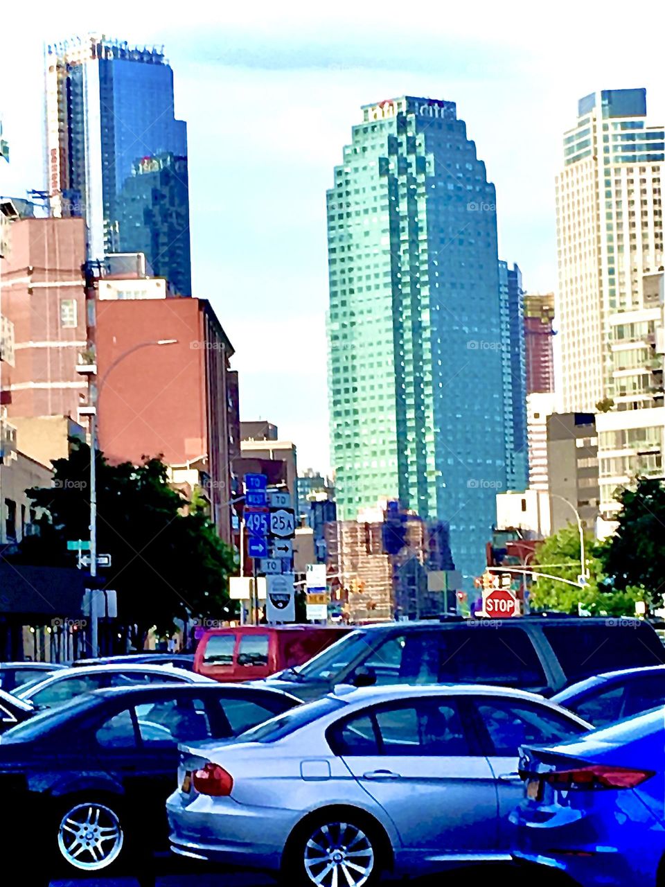 „Long Island City“, Queens at around „Vernon Jackson Ave“ and „Borden Ave“ by the waterfront with cars gridlocked in heavy rush hour traffic in 2020. Hypnotic Productions