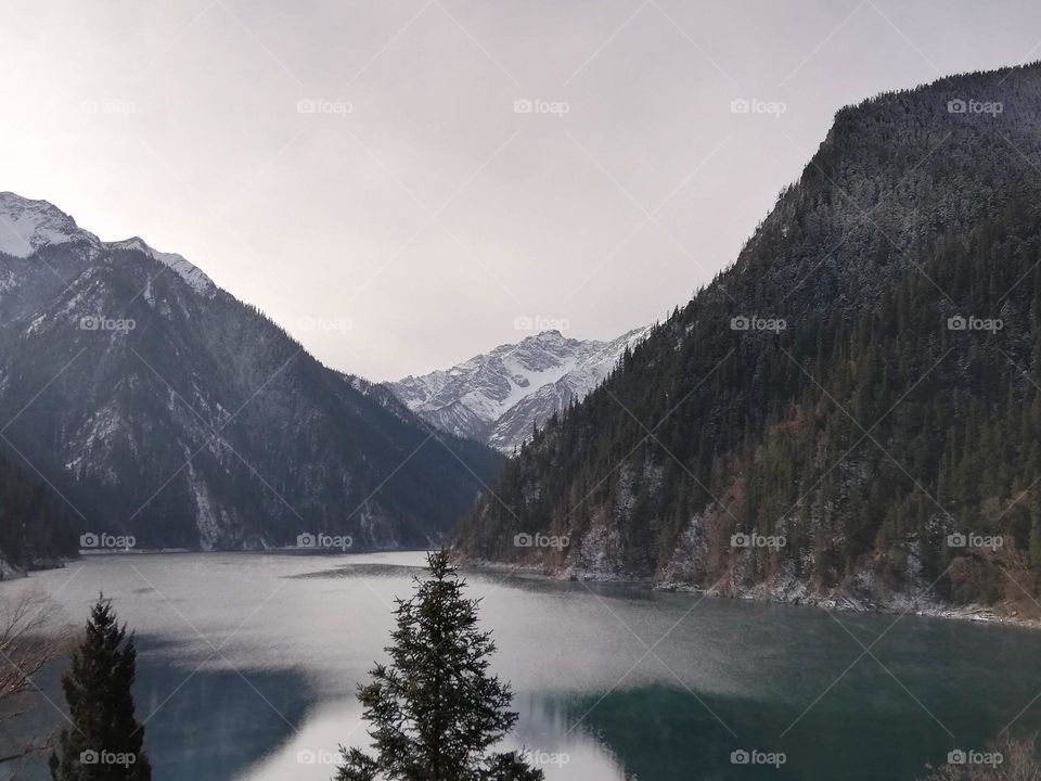 Winter Lake of mountainsides 