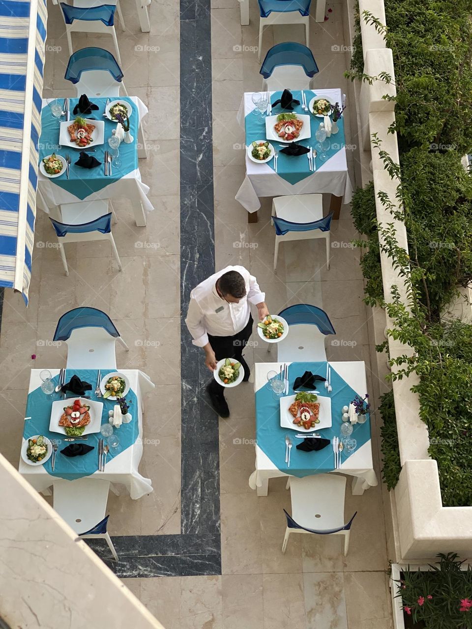 Preparing and decorating tables in restaurants 