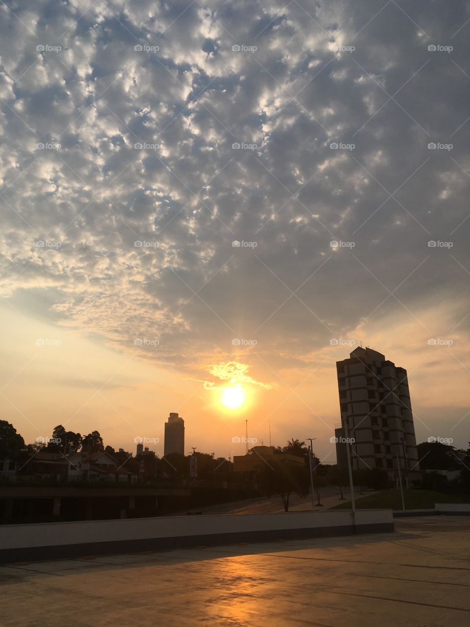 The dusk landscape in the city of Jundiaí, inland Brazil, without filters and with a beautiful sun. / A paisagem do entardecer na cidade de Jundiaí, interior do Brasil, sem filtros e com um lindo sol. 