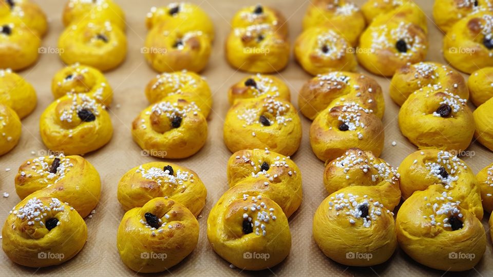 Bake Swedish saffron buns for Christmas - bakar lussekatter till jul och Lucia 