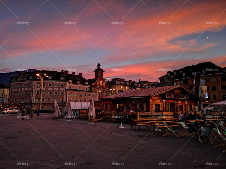 Abendstimmung in Innsbruck, farbintensiv, Mond, Hütte, romantisch, Gebäude, farbenfroh