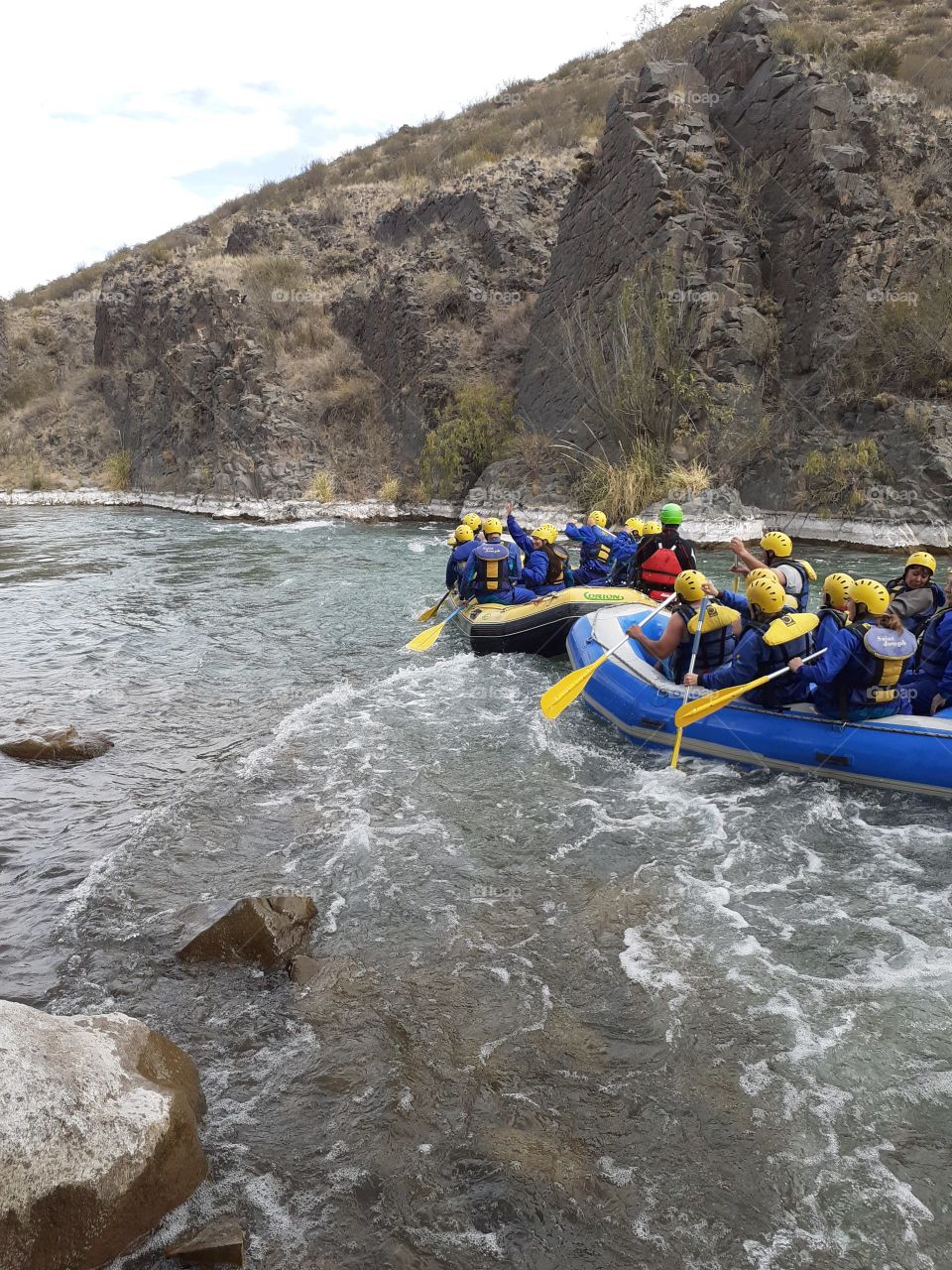 kayak en río jóvenes