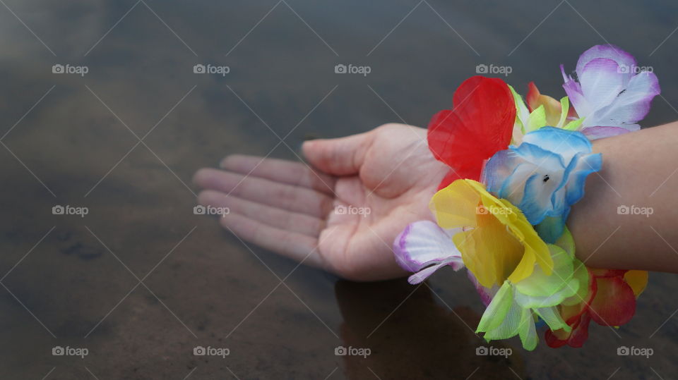 hand in the water style Hawai 

taking water to drink, fresh water , Hawaiian flowers bracelet 
valdemira24