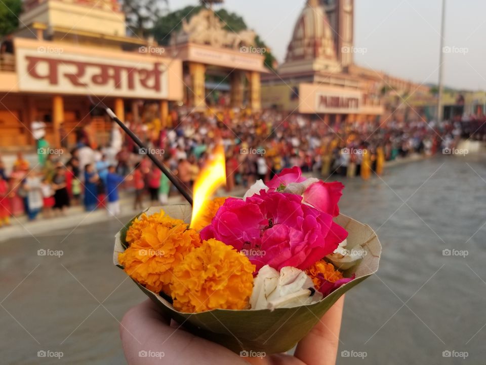 hindu religious ceremony on ganga river