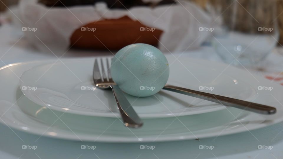 knofe fork and egg