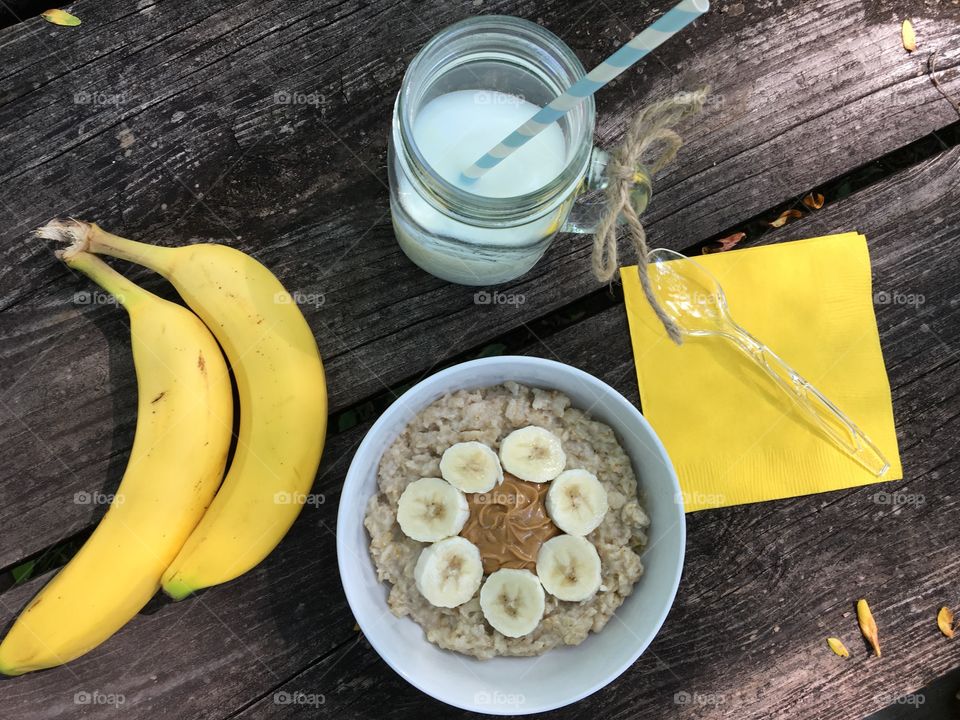 Oatmeal with Bananas and Peanut Butter 