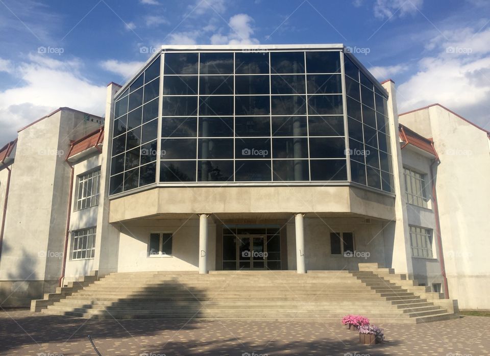 Entrance to a building of glass and concrete