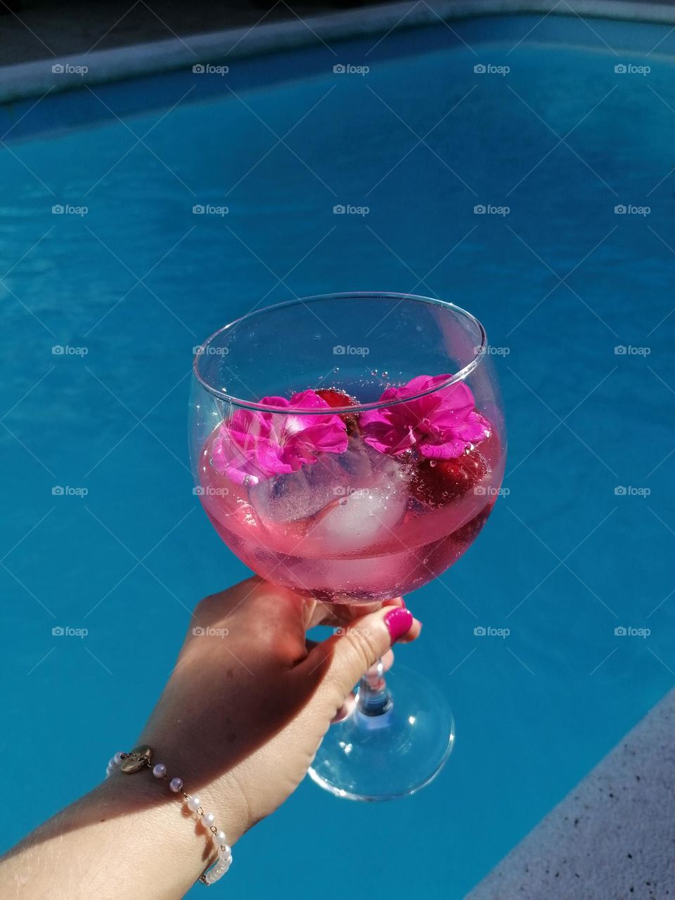gin and tonic in the pool