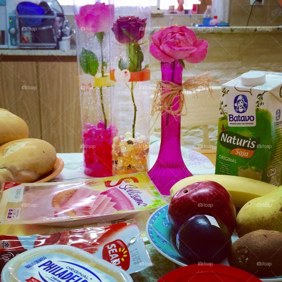 Uma mesa decorada para o café da manhã. Flores e frutas para a boa jornada é um ótimo sábado. 