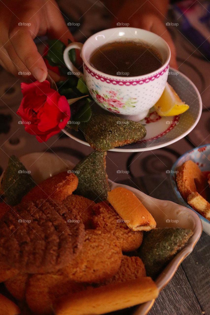 A tea cup and cookies