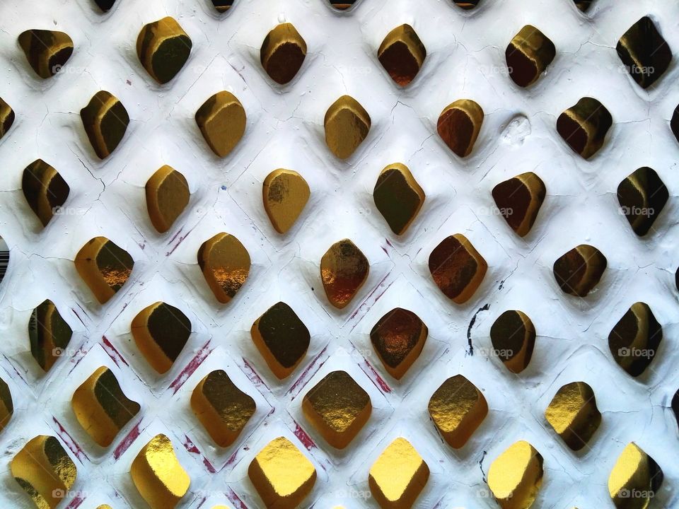 3d texture, paint grille on golden ground