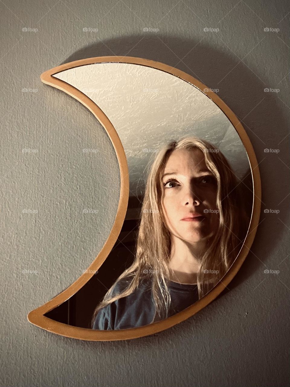 Cool selfie with a crescent moon shaped mirror.