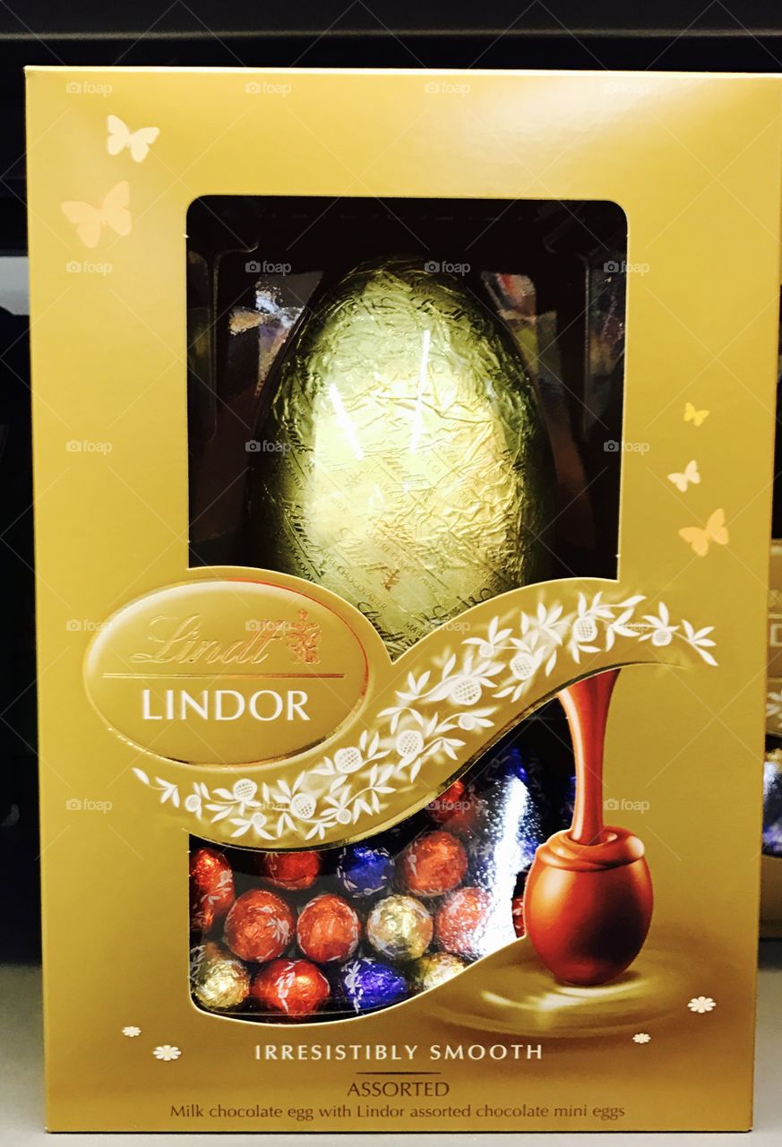 Chocolate-egg-gold-kids-eat-Easter-celebration 