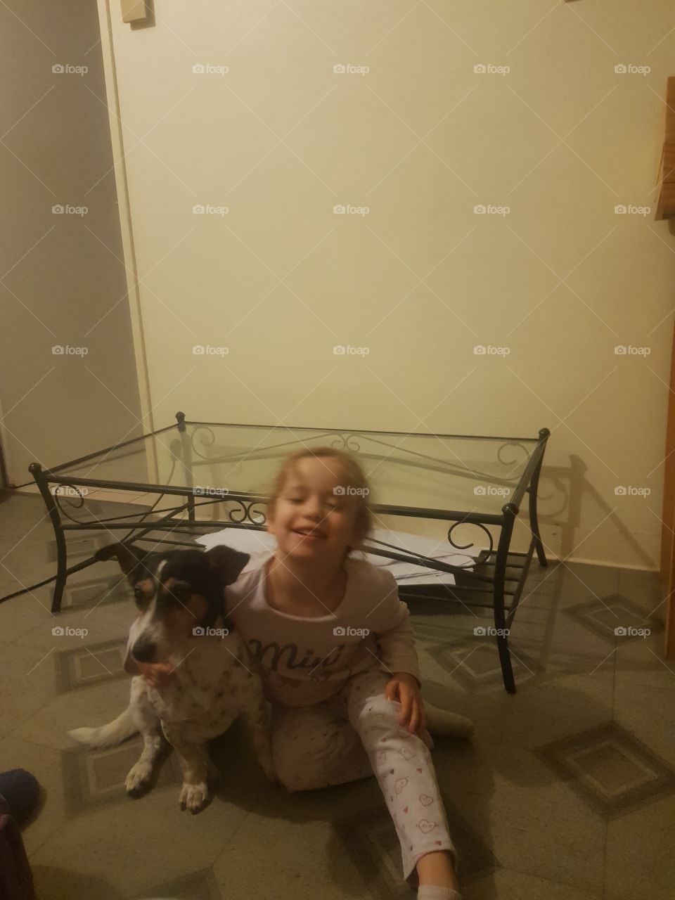 moment on complicity between  a child and her dog