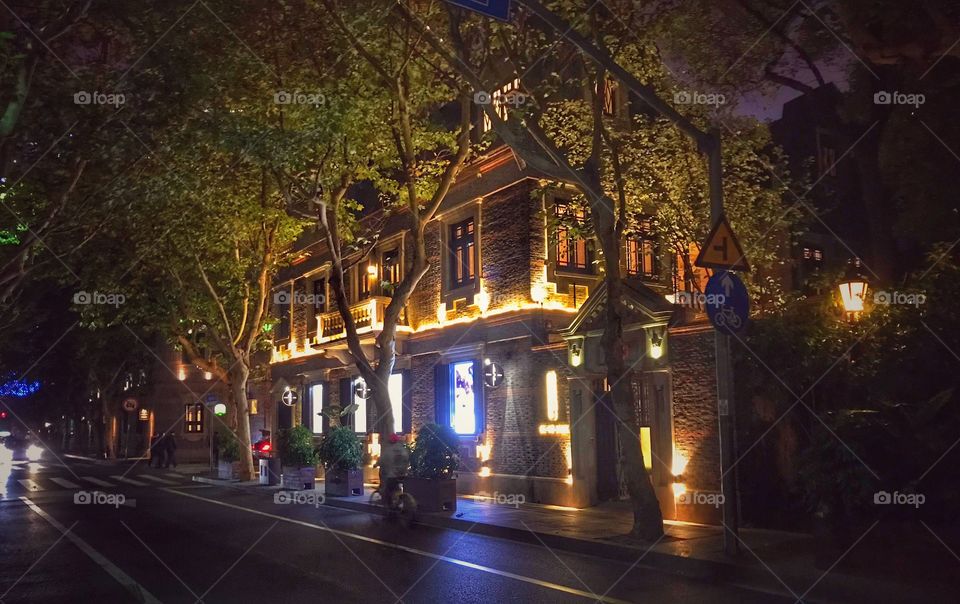 Saturday evening in Shanghai-at Xintiandi- enjoying the evening of nice weather, good food and interesting surroundings 