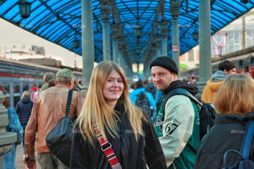 what a strange portrait of a girl, with a man in the background looking at her with a hateful gaze