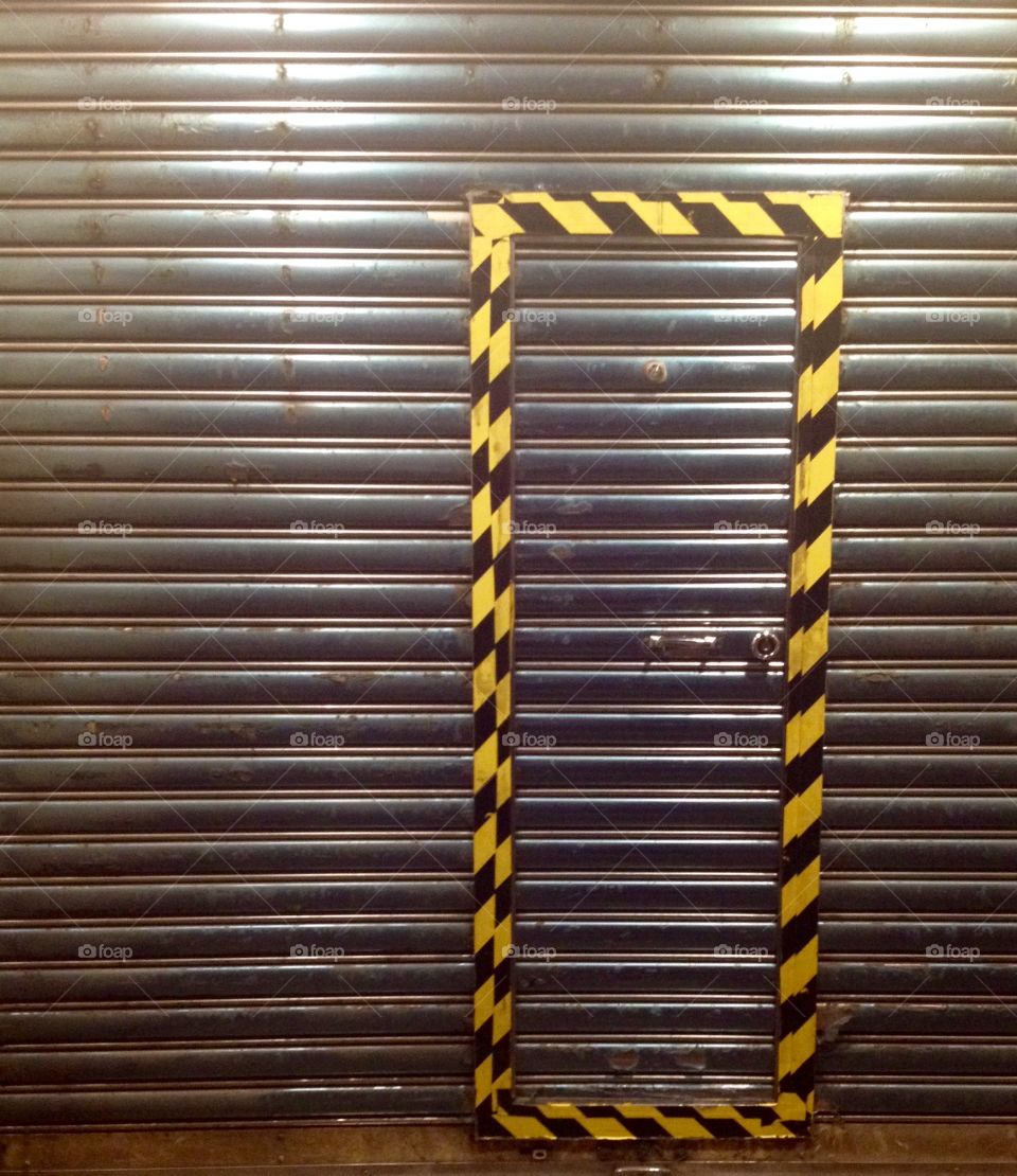 Metallic door in a metallic door