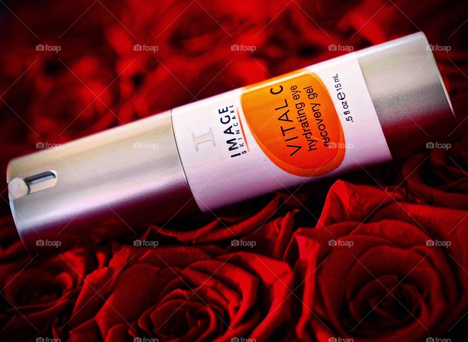 Image Vital C eye gel on bouquet of roses 