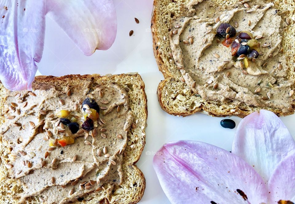 Multigrain toasts with black bean hummus