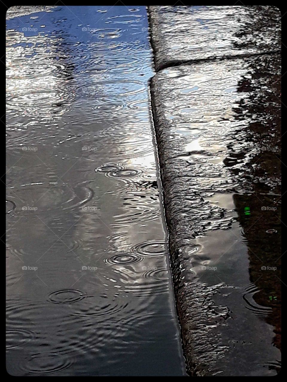 Regen Straße Spiegelung in der Pfütze