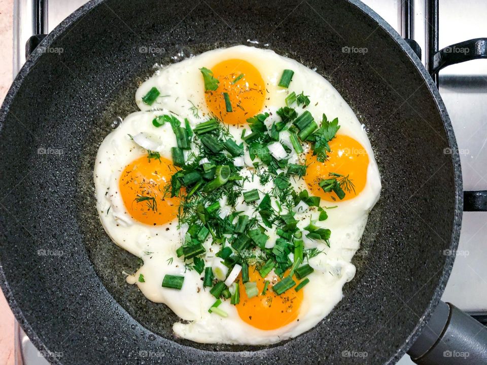 Circle pan and eggs with green 
