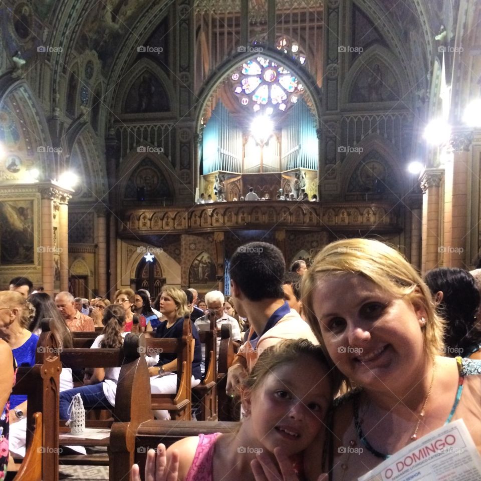 Um retrato encantador da Missa de Natal com minha esposa e minha filha mais velha. - Basílica do Embaré, Santos -SP